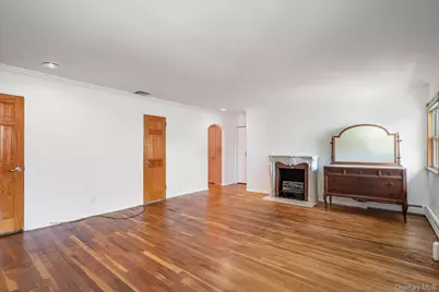 131 Stratford N, Roslyn Heights, NY 11577 - Photo 10