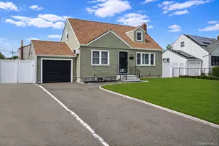 13 Maple Dr, Lindenhurst, NY 11757 - Photo 2