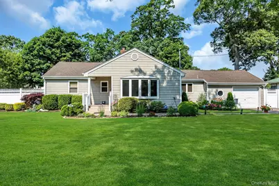 360 Bayport Avenue, Bayport, NY 11705 - Photo 2