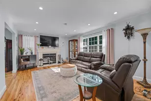 43 Barrow Ct, Huntington, NY 11743 - Photo 10