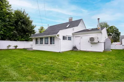 17 Trapper Lane, Levittown, NY 11756 - Photo 4