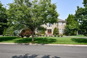 5 Home Ct, Huntington, NY 11743 - Photo 2