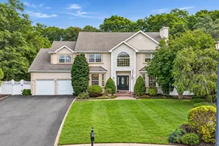 5 Sky View Ct, Hauppauge, NY 11788 - Photo 2