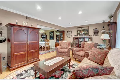 11 Clubhouse Court, Woodbury, NY 11797 - Photo 8