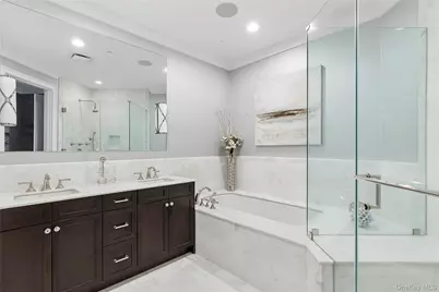1000 Royal Court #1207, North Hills, NY 11040 - Photo 8