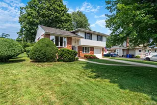 6 Keswick Dr, East Islip, NY 11730 - Photo 2