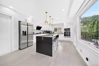 2 Foxhurst Court, Manhasset Hills, NY 11040 - Photo 18