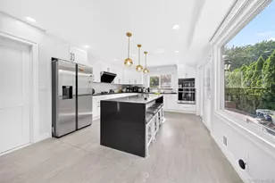 2 Foxhurst Ct, Manhasset Hills, NY 11040 - Photo 18