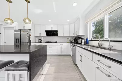 2 Foxhurst Court, Manhasset Hills, NY 11040 - Photo 14