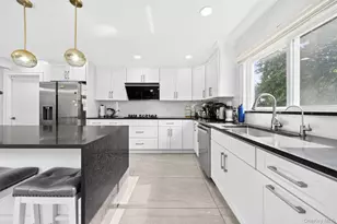 2 Foxhurst Ct, Manhasset Hills, NY 11040 - Photo 14