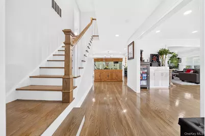 2 Foxhurst Court, Manhasset Hills, NY 11040 - Photo 10