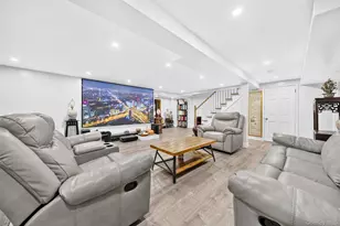 2 Foxhurst Ct, Manhasset Hills, NY 11040 - Photo 12