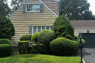 18 W Gaylore Dr, Amityville, NY 11701 - Photo 2