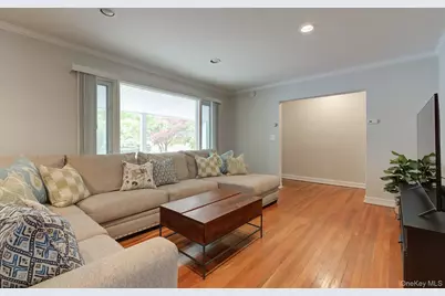 9 Wimbleton Lane, Great Neck, NY 11023 - Photo 4