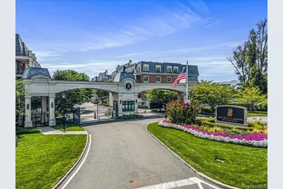 6000 Royal Court #6006, North Hills, NY 11040 - Photo 2