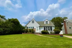 860 Helene St, Wantagh, NY 11793 - Photo 2