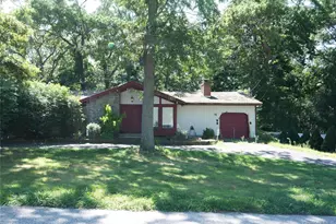 6 Loretta Ct, Coram, NY 11727 - Photo 2