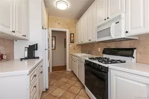 4 Maple Dr, Great Neck, NY 11021 - Photo 12