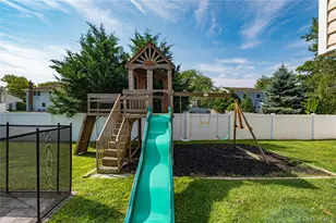 165 Pepperidge Rd, Oakdale, NY 11769 - Photo 36
