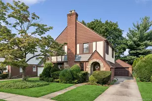 23 Wisteria Ave, Mineola, NY 11501 - Photo 2