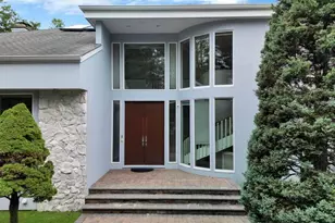 25 Wildwood Dr, Syosset, NY 11791 - Photo 2