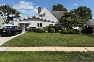 27 Wheelbarrow Ln, Wantagh, NY 11793 - Photo 2