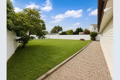 95 W Lake Drive, Lindenhurst, NY 11757 - Photo 38
