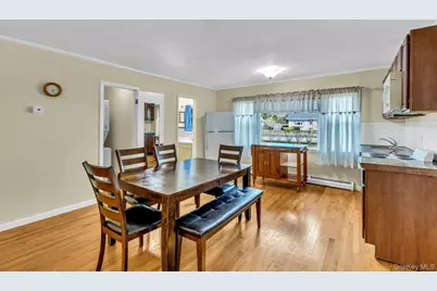 13 Argonne Road W, Hampton Bays, NY 11946 - Photo 4
