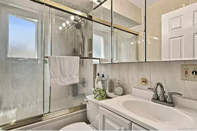 201 E Chester Street, Valley Stream, NY 11580 - Photo 12