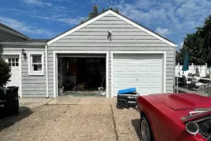 76 Idaho St, Lindenhurst, NY 11757 - Photo 2