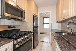 185 Middle Neck S, Great Neck, NY 11021 - Photo 12