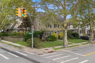 3 Demott Avenue, Rockville Centre, NY 11570 - Photo 4