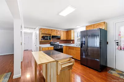 211 Hampton Avenue, Mastic, NY 11950 - Photo 12