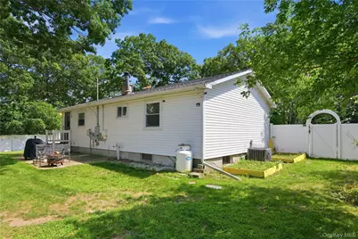 211 Hampton Avenue, Mastic, NY 11950 - Photo 26