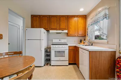 11 Hastings Lane, Hicksville, NY 11801 - Photo 8