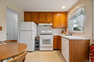 11 Hastings Ln, Hicksville, NY 11801 - Photo 8