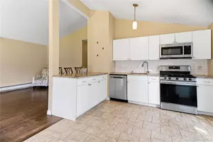 91 Spruce Ave, West Islip, NY 11795 - Photo 8