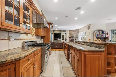 1040 Washington Avenue, Plainview, NY 11803 - Photo 14