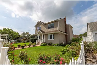 305 S Strong Avenue, Copiague, NY 11726 - Photo 4
