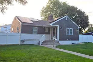 86 Washington Ave, Brentwood, NY 11717 - Photo 2
