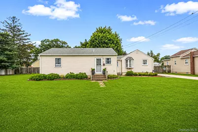 21 Cherokee Drive, Bay Shore, NY 11706 - Photo 2