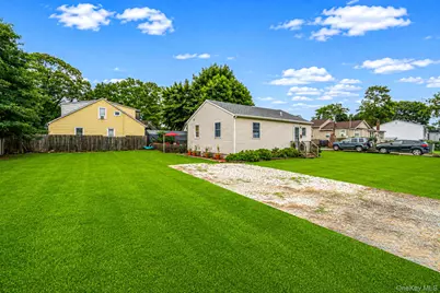 21 Cherokee Drive, Bay Shore, NY 11706 - Photo 4