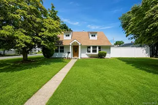 3173 Roxbury Ln, Levittown, NY 11756 - Photo 2