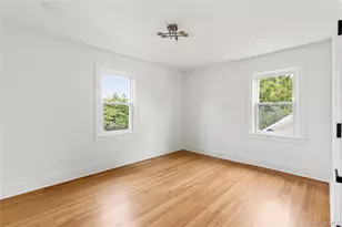 220 Pomander Rd, Mineola, NY 11501 - Photo 16