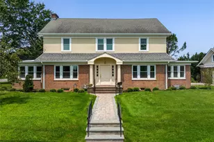 220 Pomander Rd, Mineola, NY 11501 - Photo 18