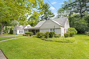25 Bentley Rd, Great Neck, NY 11023 - Photo 2