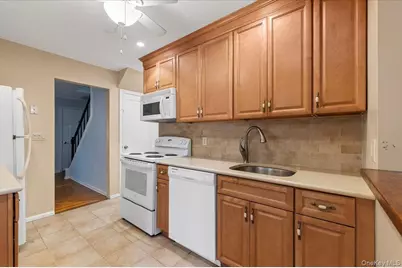 14 Po Lane, Hicksville, NY 11801 - Photo 12