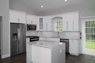 60 Sunlight Walk, Holbrook, NY 11741 - Photo 2
