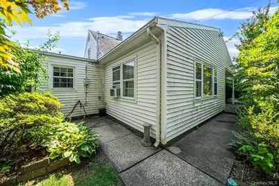 27 Old Farm Road, Levittown, NY 11756 - Photo 4