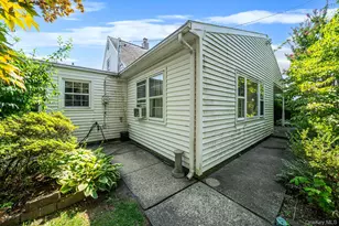 27 Old Farm Rd, Levittown, NY 11756 - Photo 4